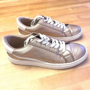 Universal Thread metallic sneakers. Rose gold/bronze tone. Women’s size 9.